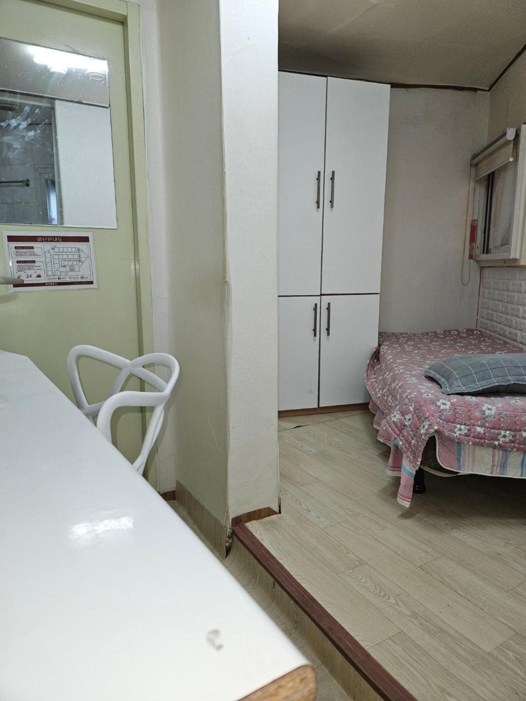 Hub House Livingtel Hostel Seoul Exterior photo